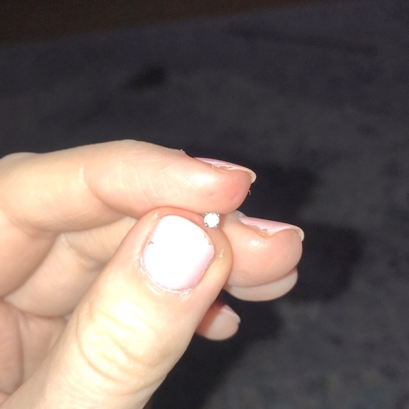 🤍Single solitary diamond stud. 2mm approximately - Picture 5 of 7